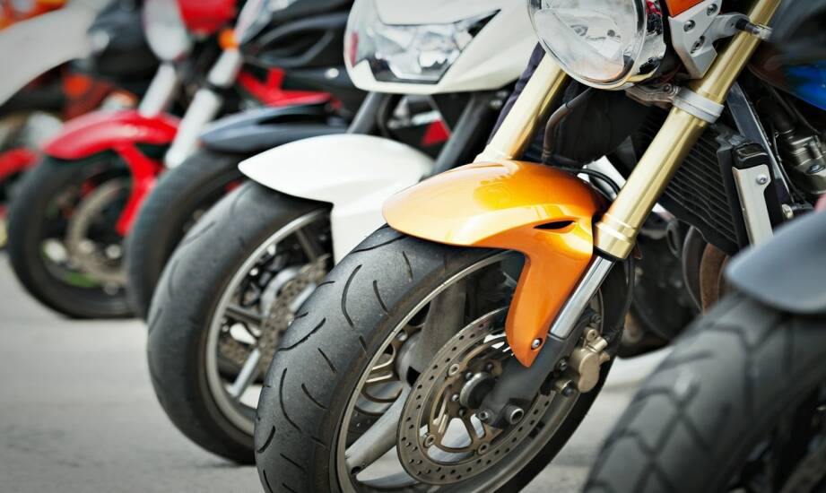 Kominarki motocyklowe — porównanie typów i korzyści użytkowych