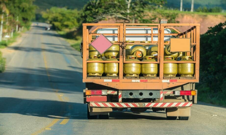 Ceny transportu ADR — ile kosztuje przewóz towarów niebezpiecznych?