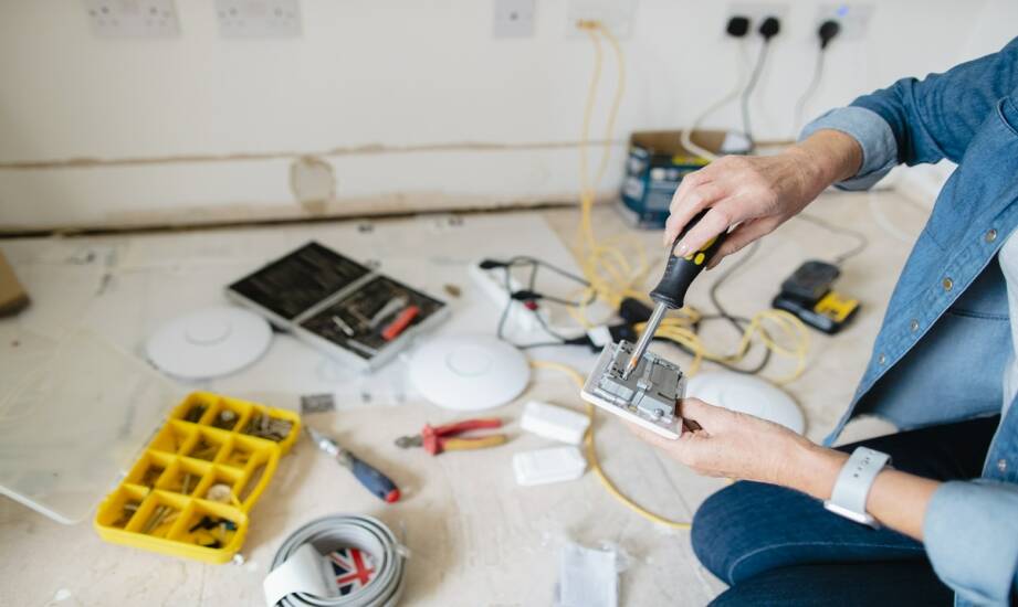 Instalacje elektryczne — co warto wiedzieć przed modernizacją mieszkania