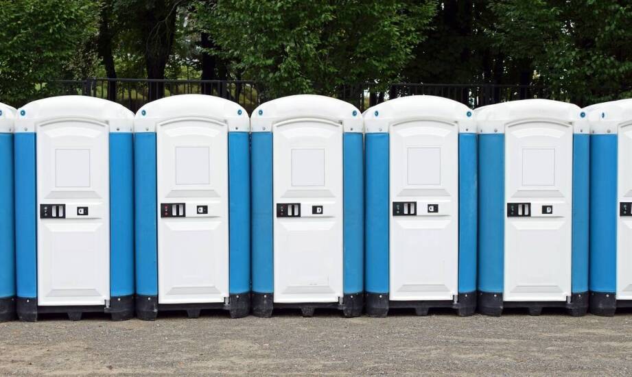 Dlaczego wybór kontenerowych toalet jest optymalny dla tymczasowych obiektów?