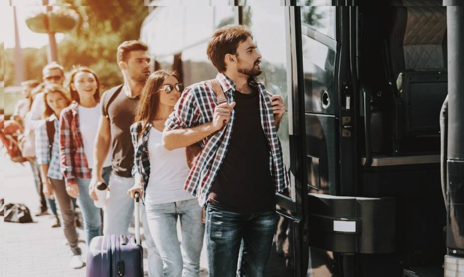 Wynajem autobusów: co warto wiedzieć przed organizacją wyjazdu