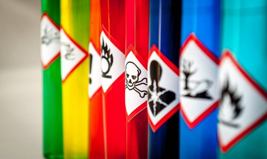 Oznakowanie substancji chemicznych — co warto wiedzieć o bezpieczeństwie i przepisach