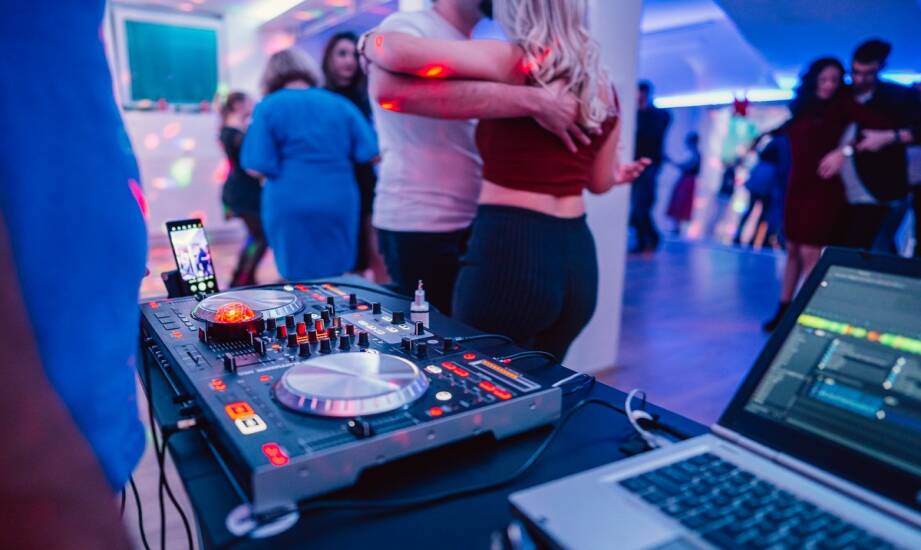 Muzyka na wesele: jak wybrać DJ-a tworzącego niezapomnianą zabawę