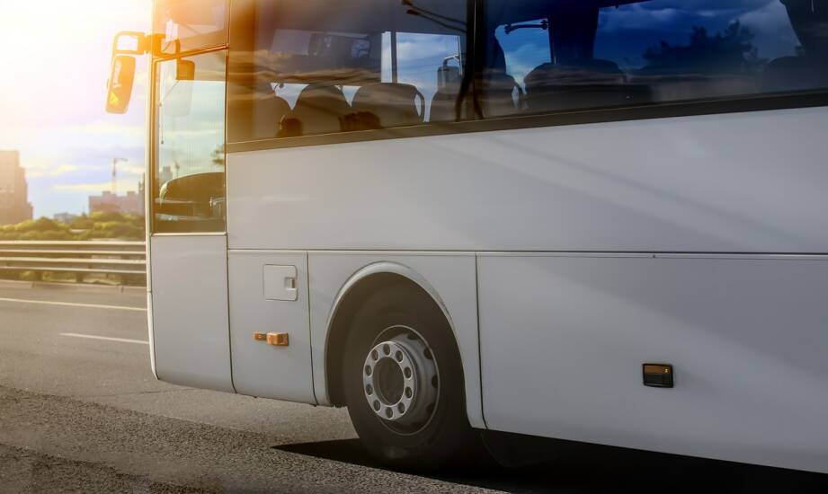 Wynajem busa na 20 osób: ile kosztuje i od czego zależy cena