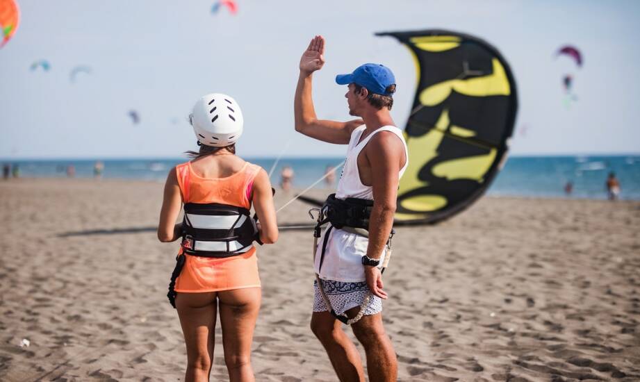Kitesurfing od podstaw: co warto wiedzieć przed pierwszym kursem