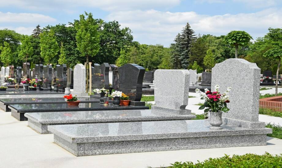Gotowe pomniki: wybór, rodzaje i koszty przy planowaniu nagrobka