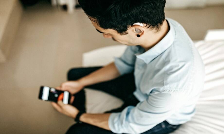 Aparaty słuchowe na ładowarkę i Bluetooth — co warto wiedzieć przed zakupem