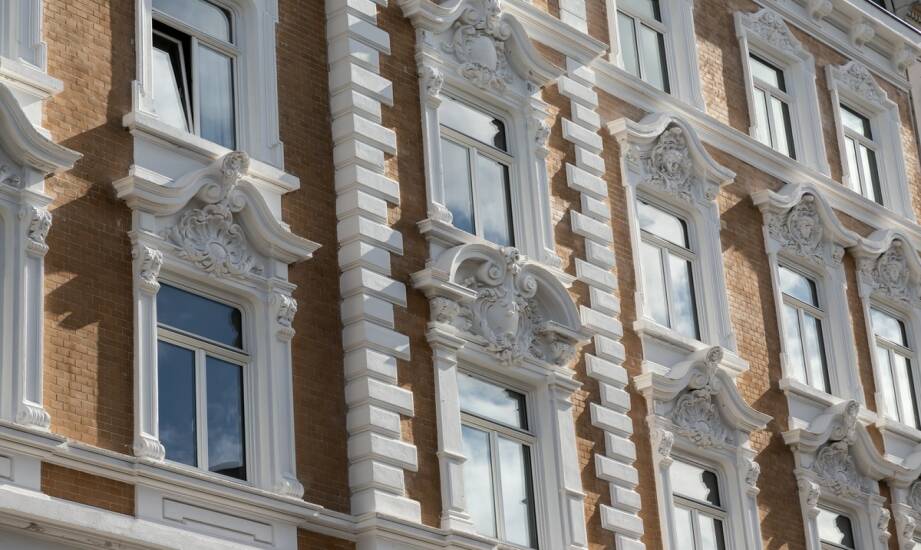 Gzymsy elewacyjne: stylowe wykończenie fasady i praktyczne rozwiązania