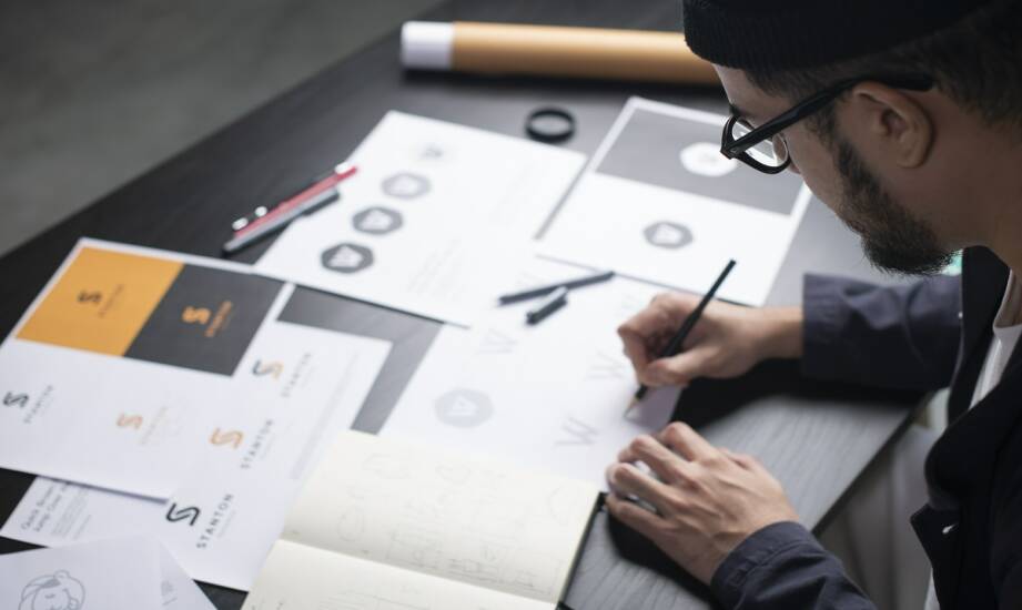 Inspiracje wizualne: jak projekty graficzne przyciągają uwagę marki