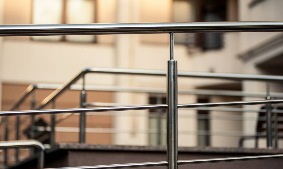 Balustrady nierdzewne: stylowe rozwiązania i zasady wyboru materiałów