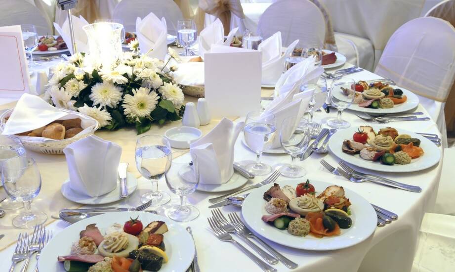 Ceny cateringu na wesele — co wpływa na koszt i pakiety usług