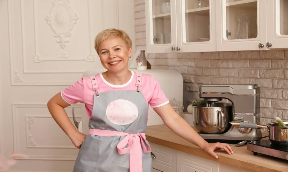Fartuch z haftem — pomysły na stylowe i trwałe zdobienia odzieży kuchennej