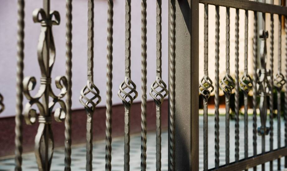 Bramy i kurtyny przeciwpożarowe: skuteczne rozwiązania dla bezpieczeństwa