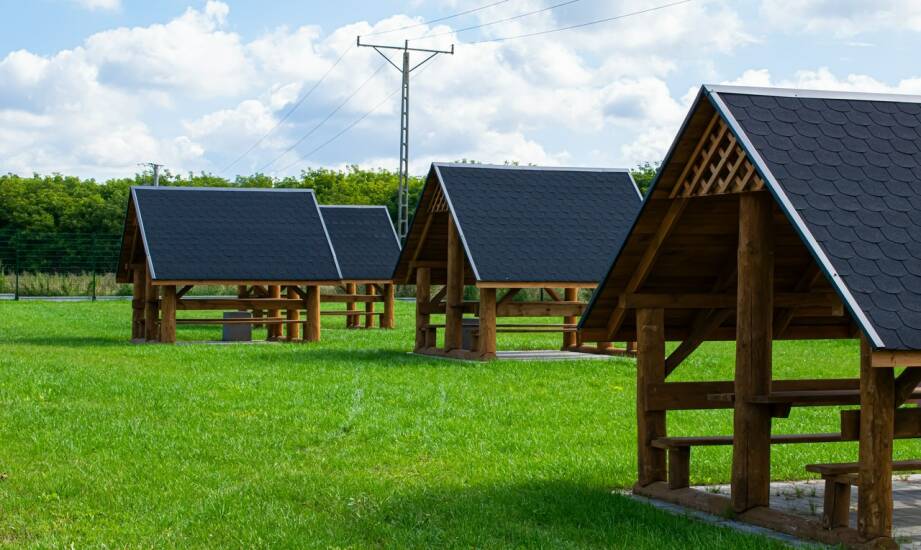 Wiaty pod instalacje fotowoltaiczne: zalety, rodzaje i koszty