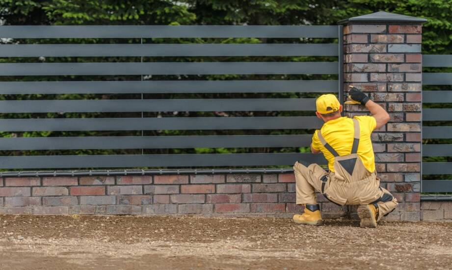 Wynajem ogrodzeń budowlanych — co warto wiedzieć przed wynajmem