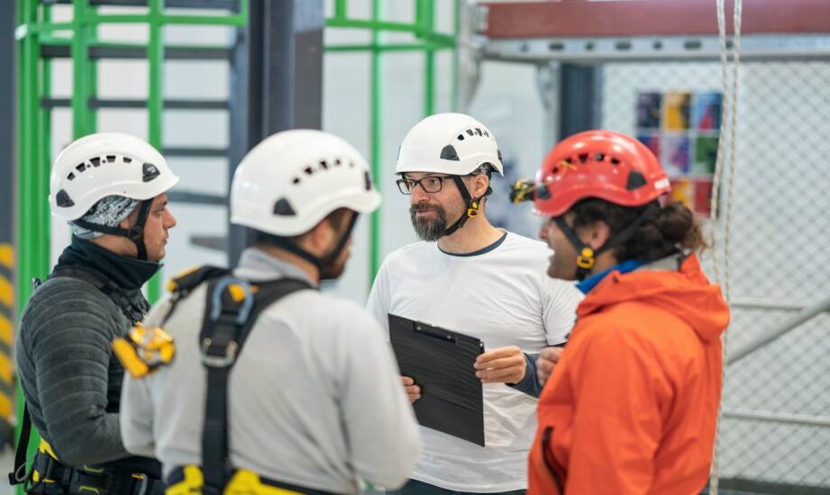 Szkolenia BHP: co warto wiedzieć przed wyborem kursu i certyfikatu