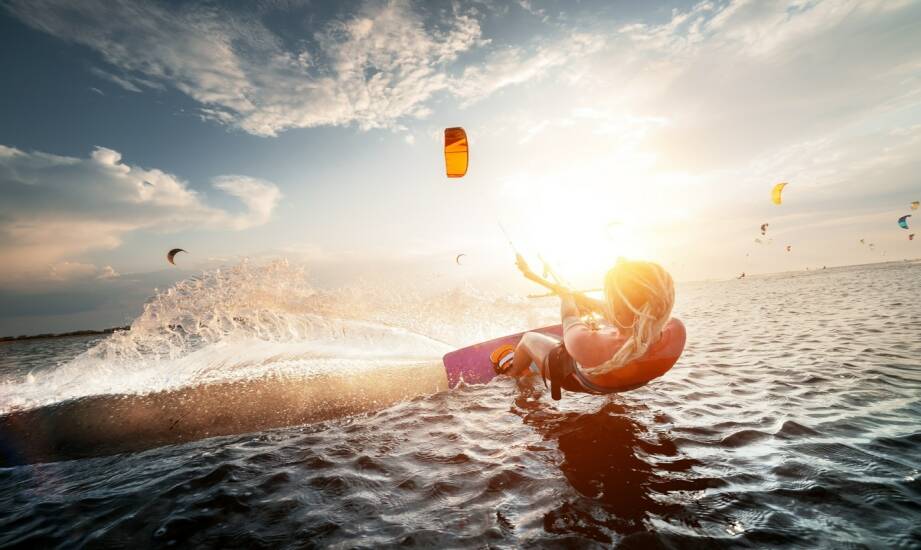 Kitesurfing od podstaw — jak zacząć i czego się spodziewać na lekcjach