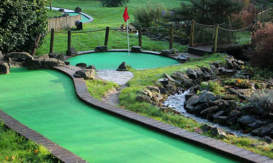 Mini golf: zasady, strategie i pomysły na zabawę dla każdego
