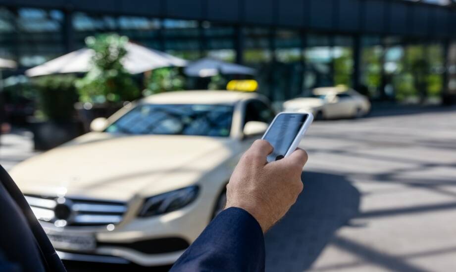 Wynajem Mercedes krótkoterminowy — co warto wiedzieć przed wyborem auta