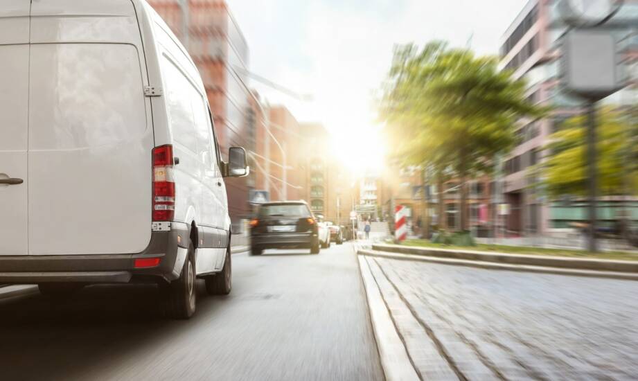 Przeprowadzki i transport — jak zaplanować bezstresową zmianę miejsca zamieszkania