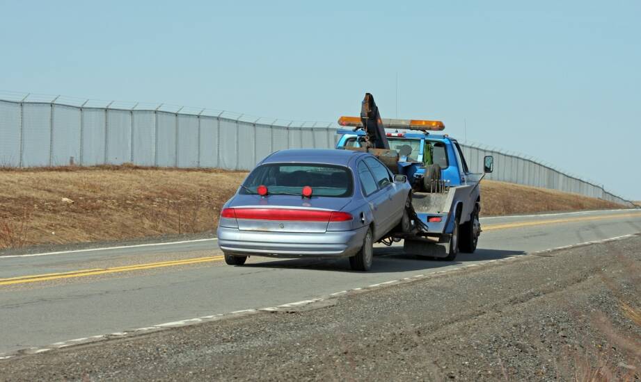 Pomoc drogowa na autostradzie — co robić przy awarii i holowaniu samochodu