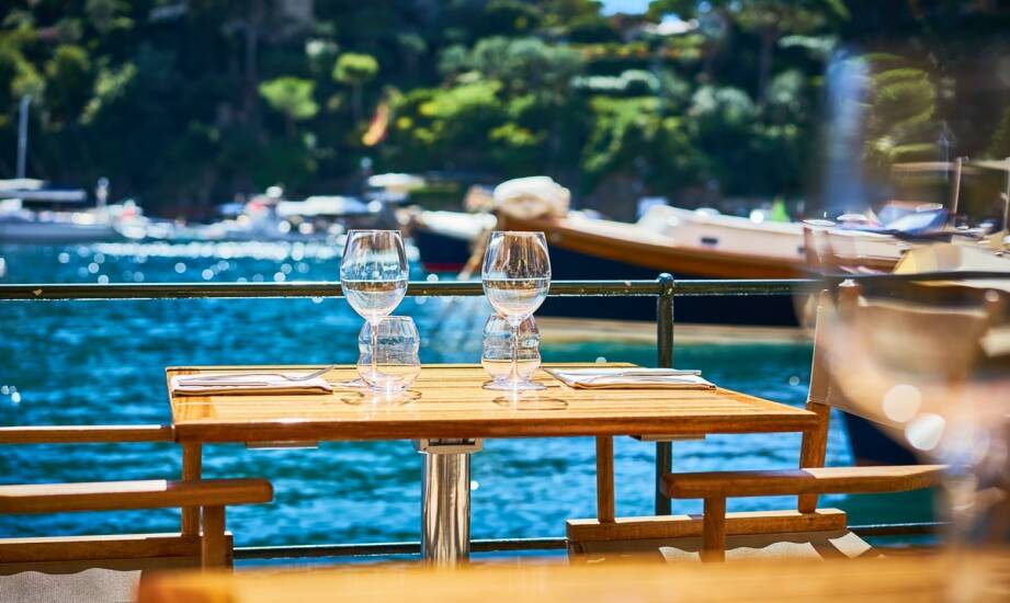 Restauracje nad morzem: co wyróżnia najlepsze miejsca na kulinarny wypoczynek