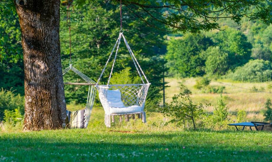 Huśtawki ogrodowe — jak wybrać model idealny do relaksu i stylu