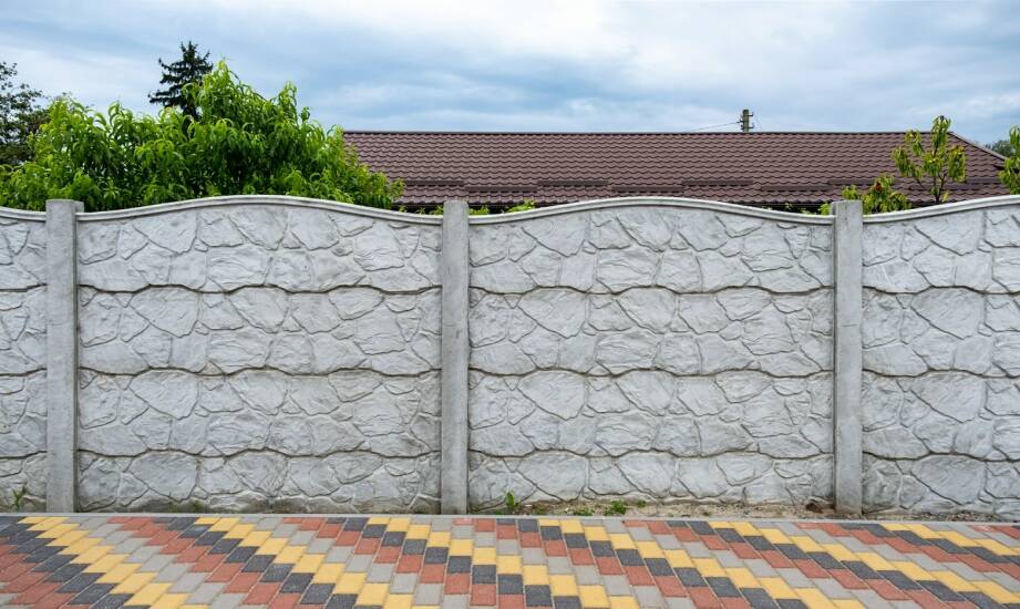 Montaż ogrodzeń betonowych — co warto wiedzieć przed wyborem materiału