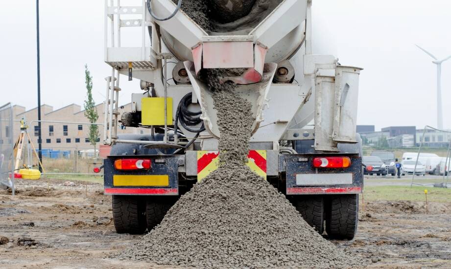 Produkcja i dostawa betonu: kluczowe informacje o procesie i logistycznych wyzwaniach