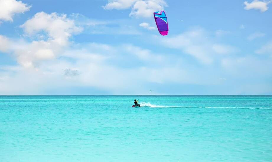 Kitesurfing od podstaw: jak zacząć i czego oczekiwać na pierwszych lekcjach