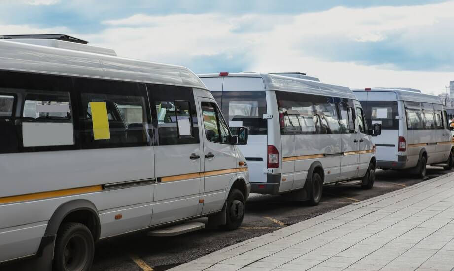 Taksówki i przewóz osób: co warto wiedzieć przed wyborem usług transportowych