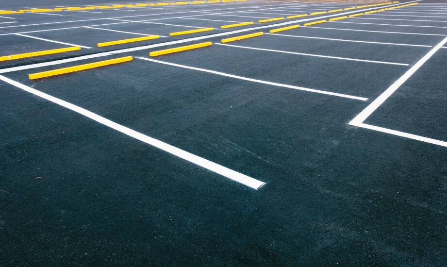 Oznakowanie poziome parkingów: zasady, rodzaje i praktyczne wskazówki