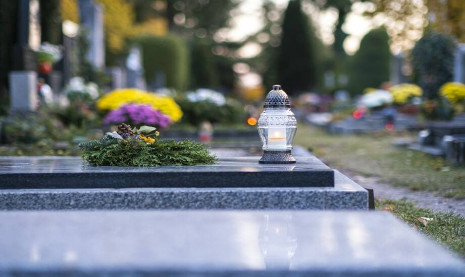 Usługi pogrzebowe – co warto wiedzieć przed wyborem zakładu funeralnego