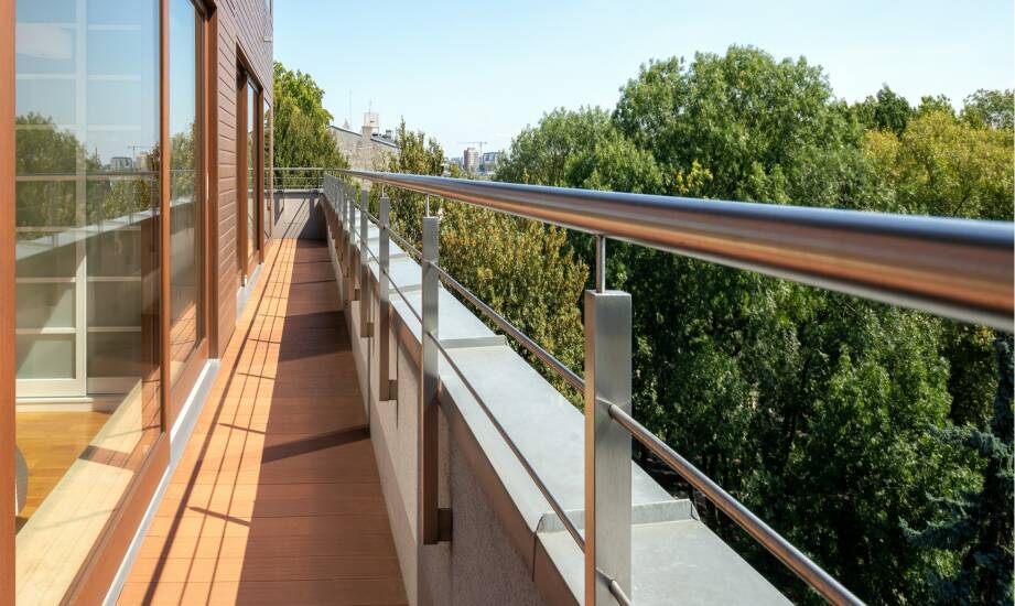 Balustrady nierdzewne — zalety, zastosowania i inspiracje aranżacyjne