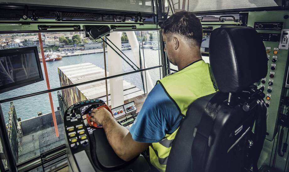 Ile zarabia operator żurawia?