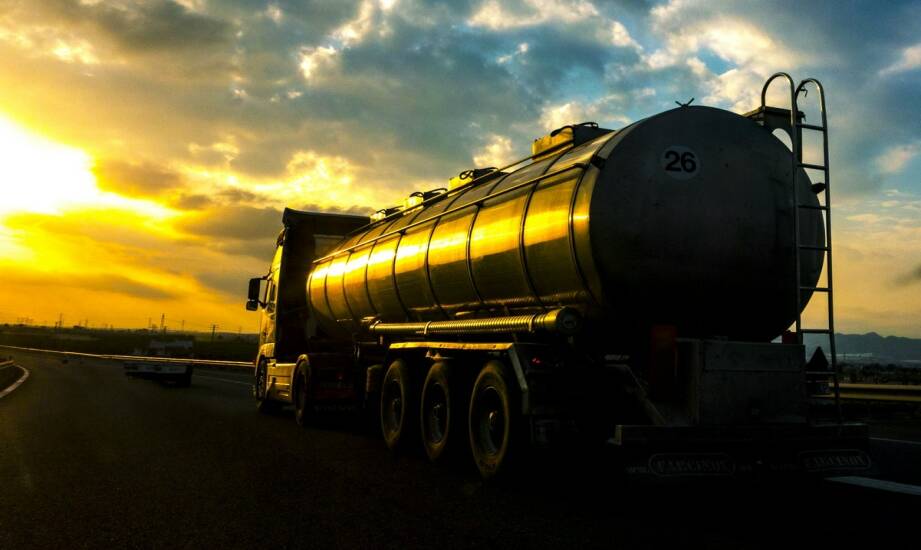 Transport cysternami: kluczowe informacje o przewozie towarów niebezpiecznych