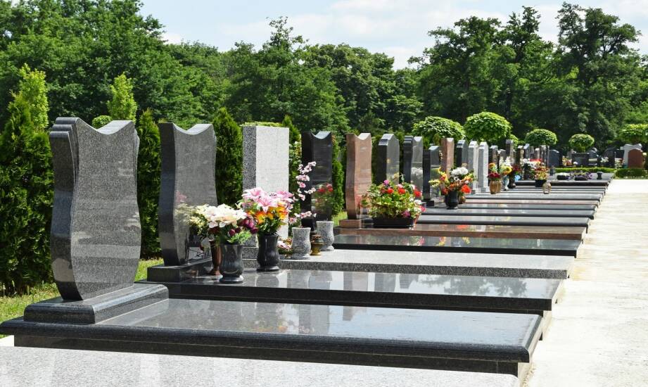 Usługi pogrzebowe: co warto wiedzieć przy wyborze zakładu funeralnego