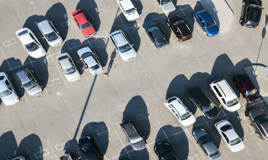 Firmy parkingowe: jak działa rynek i co oferują operatorzy parkingów