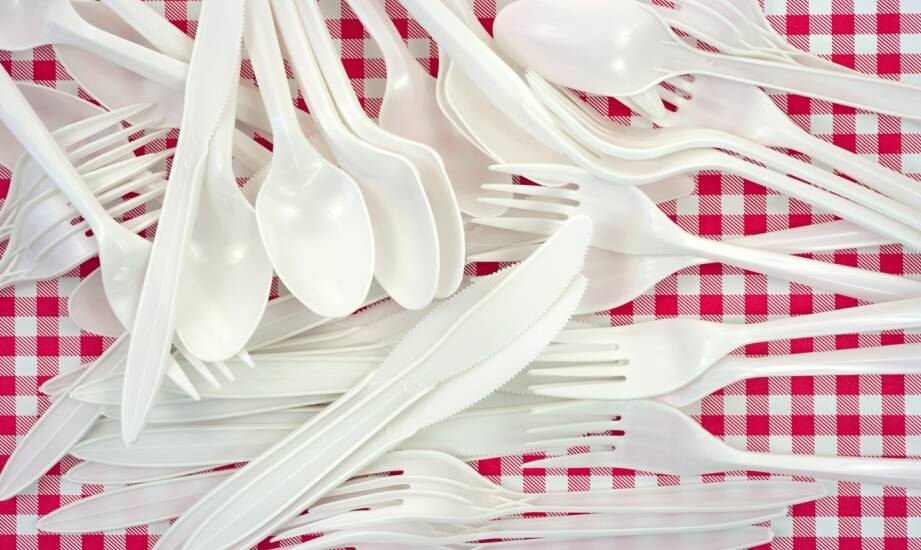 Naczynia jednorazowe z plastiku: co warto wiedzieć przed zakupem