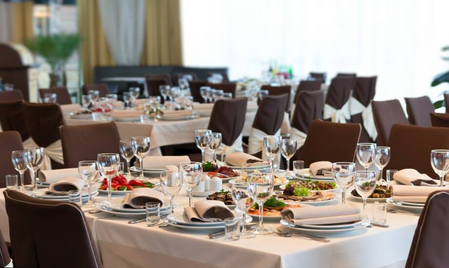 Catering na firmowy obiad: pomysły i inspiracje menu na wydarzenia