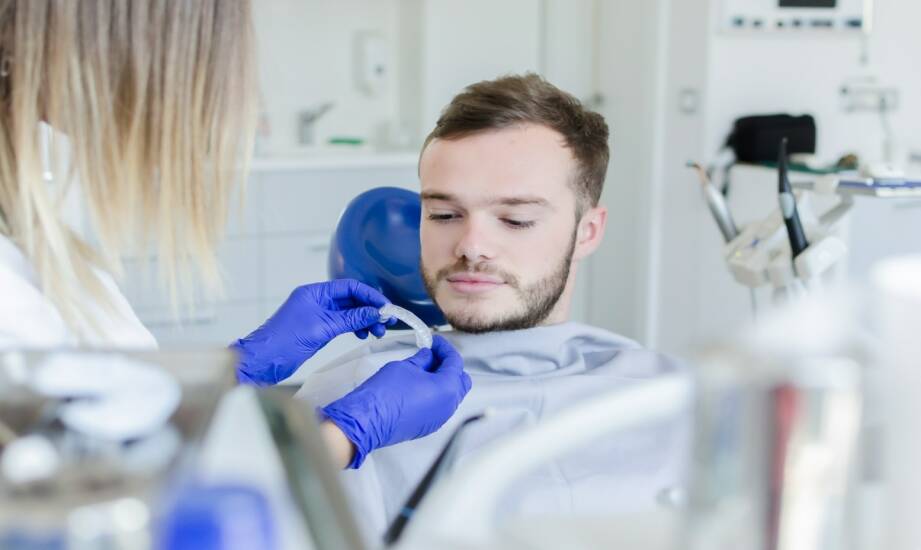 Jak wybrać dentystę – najważniejsze kryteria przy decyzji o leczeniu