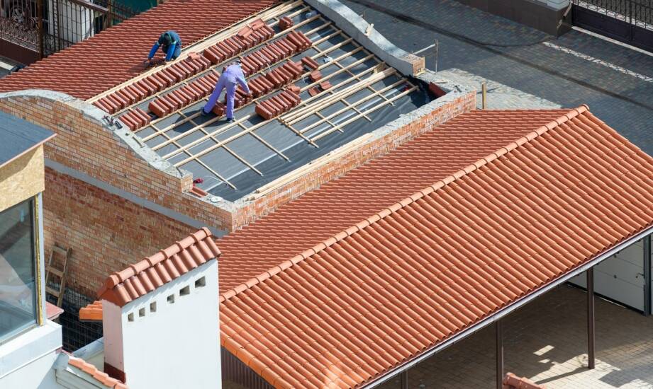 Renowacja dachów przemysłowych — kluczowe metody i korzyści dla obiektów