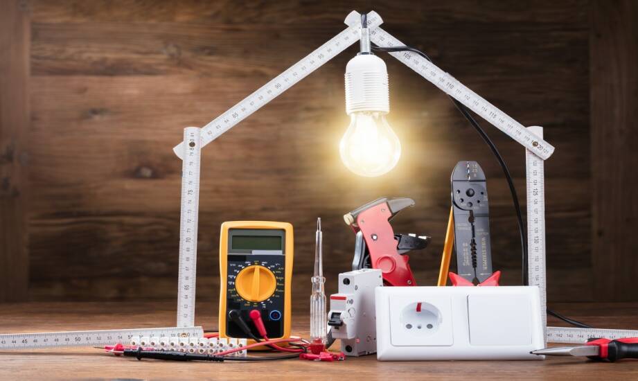Elektryka: podstawowe zagadnienia, oszczędności i bezpieczeństwo w domu