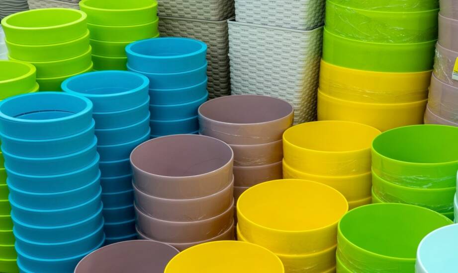 Pojemniki plastikowe — jak wybrać trwałe i praktyczne rozwiązania gospodarcze