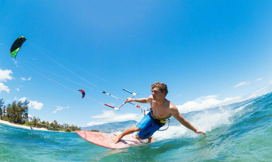 Kitesurfing od podstaw: co warto wiedzieć przed pierwszym kursem