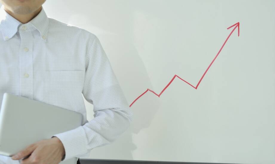 Skuteczne strategie przyciągania uwagi na początku lejka sprzedażowego