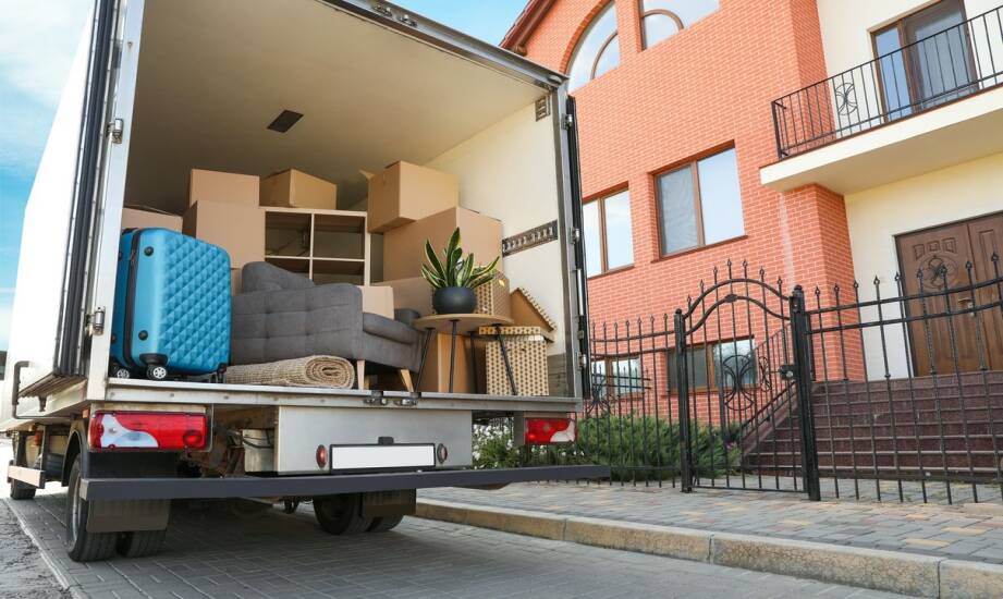 Przewóz mebli — praktyczne wskazówki przy planowaniu transportu wyposażenia domu