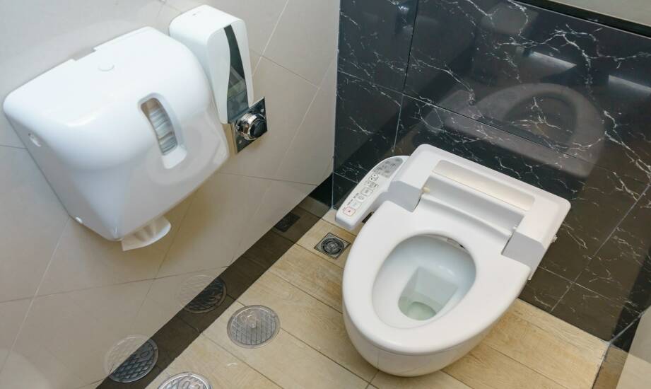 Deski WC z funkcją bidetu — zalety, rodzaje i najważniejsze cechy zakupowe