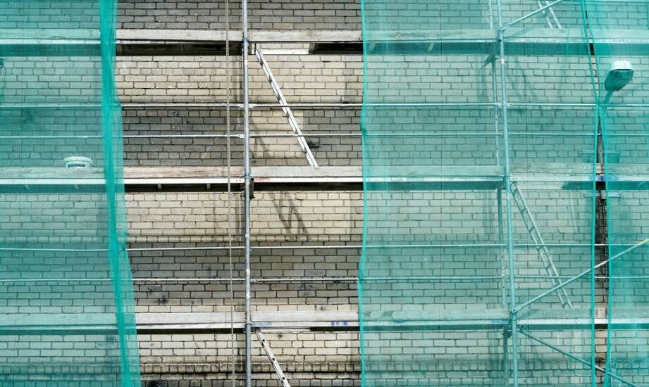 Rusztowania elewacyjne — co warto wiedzieć przed wyborem rozwiązań konstrukcyjnych