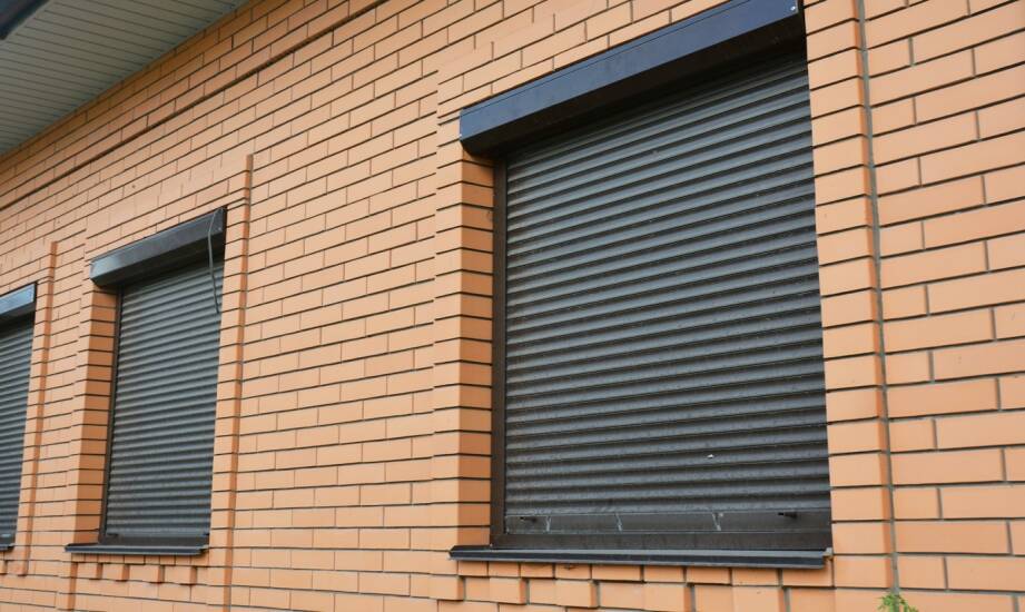 Rolety zewnętrzne: korzyści, rodzaje i wskazówki przed zakupem